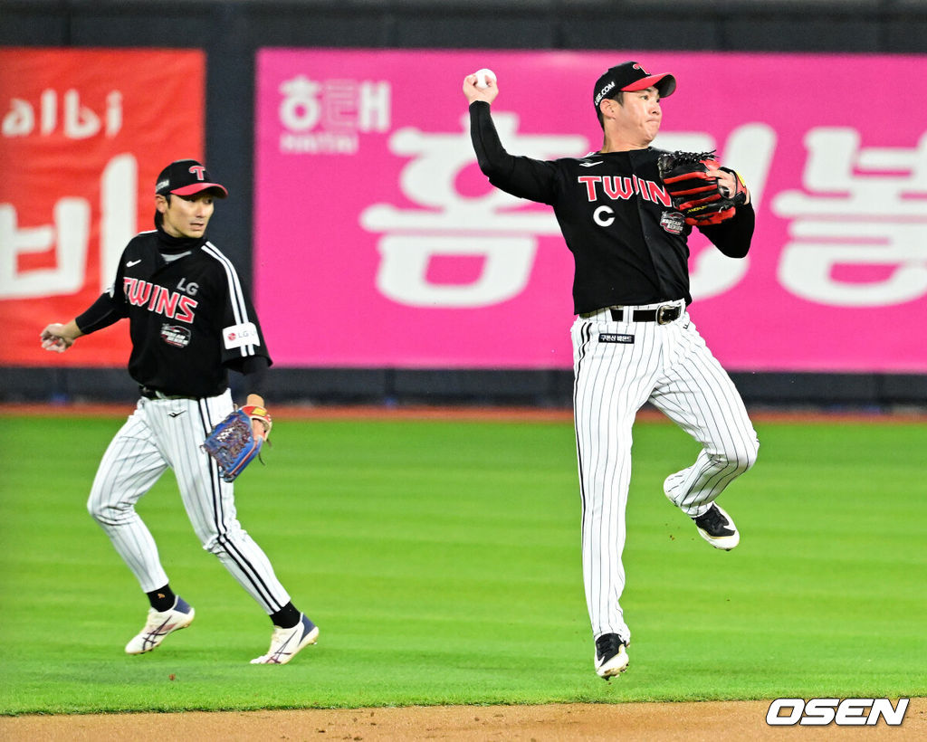 10일 오후 수원 KT위즈파크에서 ‘2023 신한은행 SOL KBO 포스트시즌 한국시리즈’ 3차전 KT 위즈와 LG 트윈스의 경기가 열렸다.2회말 1사에서 LG 오지환이 KT 문상철의 내야 안타에 호수비를 선보이고 있다. 2023.11.10 /jpnews@osen.co.kr