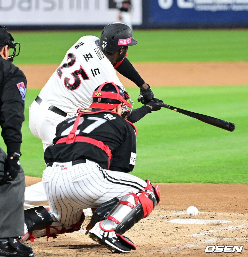 10일 오후 수원 KT위즈파크에서 ‘2023 신한은행 SOL KBO 포스트시즌 한국시리즈’ 3차전 KT 위즈와 LG 트윈스의 경기가 열렸다. 2회말 1사 1루 상황 KT 알포드가 삼진으로 물러나고 있다. 2023.11.10 / dreamer@osen.co.kr