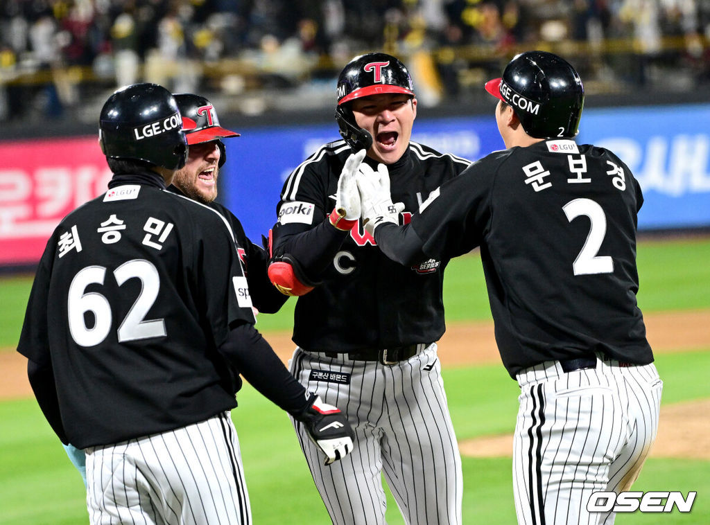 10일 오후 수원 KT위즈파크에서 ‘2023 신한은행 SOL KBO 포스트시즌 한국시리즈’ 3차전 KT 위즈와 LG 트윈스의 경기가 열렸다. 9회초 2사 1, 2루 상황 LG 오지환이 역전 우월 스리런포를 날리고 홈을 밟으며 동료들과 환호하고 있다. 2023.11.10 / dreamer@osen.co.kr