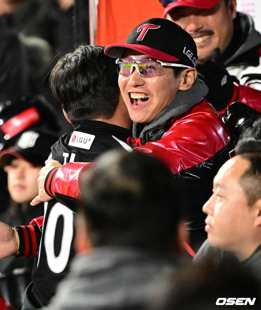 10일 오후 수원 KT위즈파크에서 ‘2023 신한은행 SOL KBO 포스트시즌 한국시리즈’ 3차전 KT 위즈와 LG 트윈스의 경기가 열렸다.9회초 2사 1,2루에서 LG 오지환이 역전 스리런포를 날리고 염경엽 감독과 포옹을 하고 있다. 2023.11.10 /jpnews@osen.co.kr