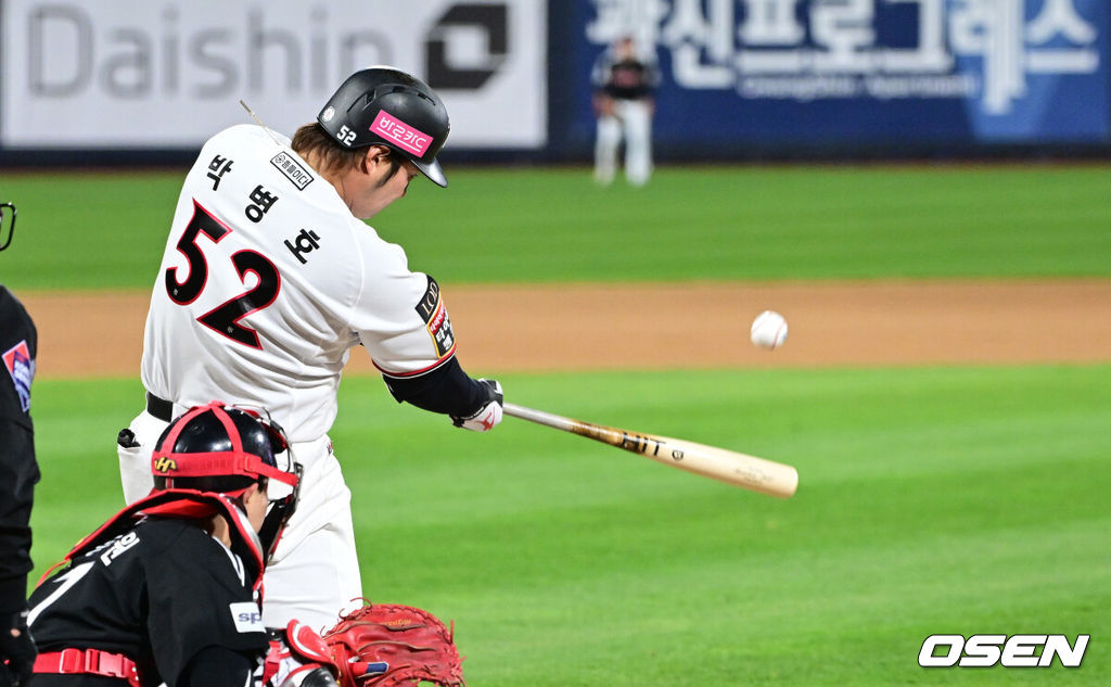 10일 오후 수원 KT위즈파크에서 ‘2023 신한은행 SOL KBO 포스트시즌 한국시리즈’ 3차전 KT 위즈와 LG 트윈스의 경기가 열렸다. 8회말 1사 2루 상황 KT 박병호가 재역전 좌월 투런포를 날리고 있다. 2023.11.10 / dreamer@osen.co.kr