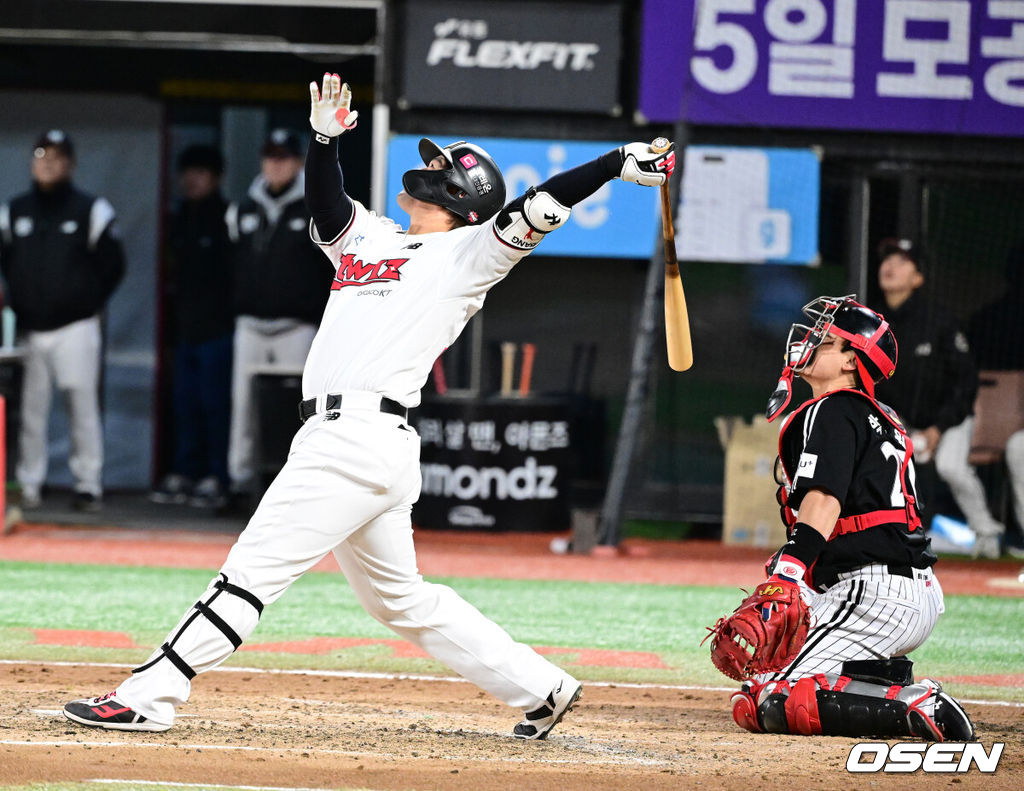 10일 오후 수원 KT위즈파크에서 ‘2023 신한은행 SOL KBO 포스트시즌 한국시리즈’ 3차전 KT 위즈와 LG 트윈스의 경기가 열렸다.3회말 무사 2,3루에서 KT 박병호가 우익수 플라이로 물러나고 있다. 2023.11.10 /jpnews@osen.co.kr