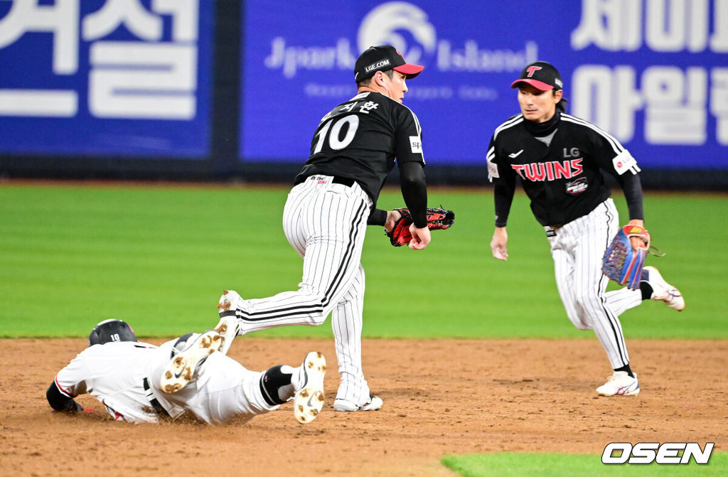 10일 오후 수원 KT위즈파크에서 ‘2023 신한은행 SOL KBO 포스트시즌 한국시리즈’ 3차전 KT 위즈와 LG 트윈스의 경기가 열렸다.3회말 1사 2,3루에서 KT 황재균이 장성우의 2루수 라인드라이브에 LG 오지환에 포스아웃 당하고 있다. 2023.11.10 /jpnews@osen.co.kr