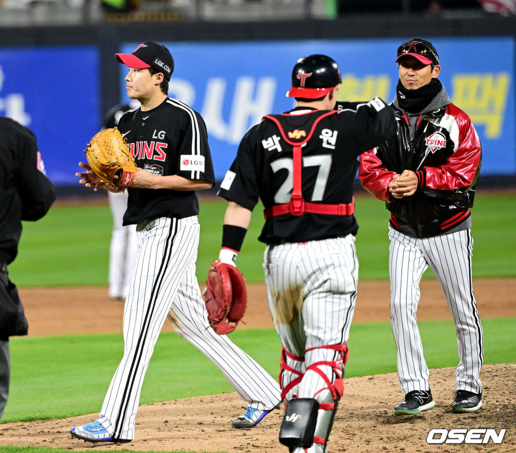 10일 오후 수원 KT위즈파크에서 ‘2023 신한은행 SOL KBO 포스트시즌 한국시리즈’ 3차전 KT 위즈와 LG 트윈스의 경기가 열렸다. 4회초 2사 1, 2루 상황 LG 선발 임찬규가 마운드를 내려가고 있다. 2023.11.10 / dreamer@osen.co.kr