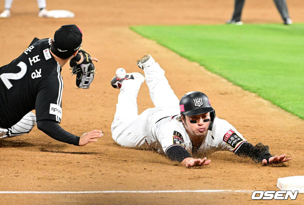 10일 오후 수원 KT위즈파크에서 ‘2023 신한은행 SOL KBO 포스트시즌 한국시리즈’ 3차전 KT 위즈와 LG 트윈스의 경기가 열렸다.5회말 1사 1루에서 KT 박병호가 장성우의 유격수 땅볼에 실책을 틈타 3루에서 LG 문보경에 앞서 슬라이딩 세이프되고 있다. 2023.11.10 /jpnews@osen.co.kr