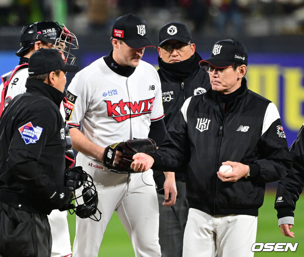 10일 오후 수원 KT위즈파크에서 ‘2023 신한은행 SOL KBO 포스트시즌 한국시리즈’ 3차전 KT 위즈와 LG 트윈스의 경기가 열렸다. 6회초 무사 1루 상황 KT 이강철 감독이 마운드를 방문해 선발 벤자민을 교체하고 있다. 2023.11.10 / dreamer@osen.co.kr