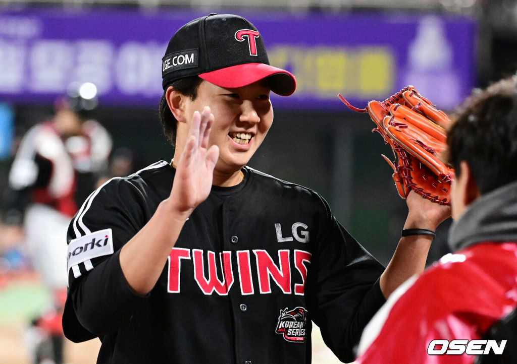 10일 오후 수원 KT위즈파크에서 ‘2023 신한은행 SOL KBO 포스트시즌 한국시리즈’ 3차전 KT 위즈와 LG 트윈스의 경기가 열렸다.6회말 수비를 마친 LG 유영찬이 미소짓고 있다. 2023.11.10 /jpnews@osen.co.kr