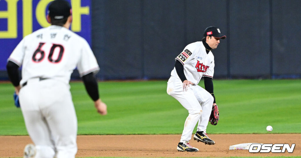 10일 오후 수원 KT위즈파크에서 ‘2023 신한은행 SOL KBO 포스트시즌 한국시리즈’ 3차전 KT 위즈와 LG 트윈스의 경기가 열렸다. 8회초 1사 1루 상황 LG 문성주 타석 때 KT 유격수 김상수가 포수 장성우의 악송구를 놓치고 있다. 2023.11.10 / dreamer@osen.co.kr