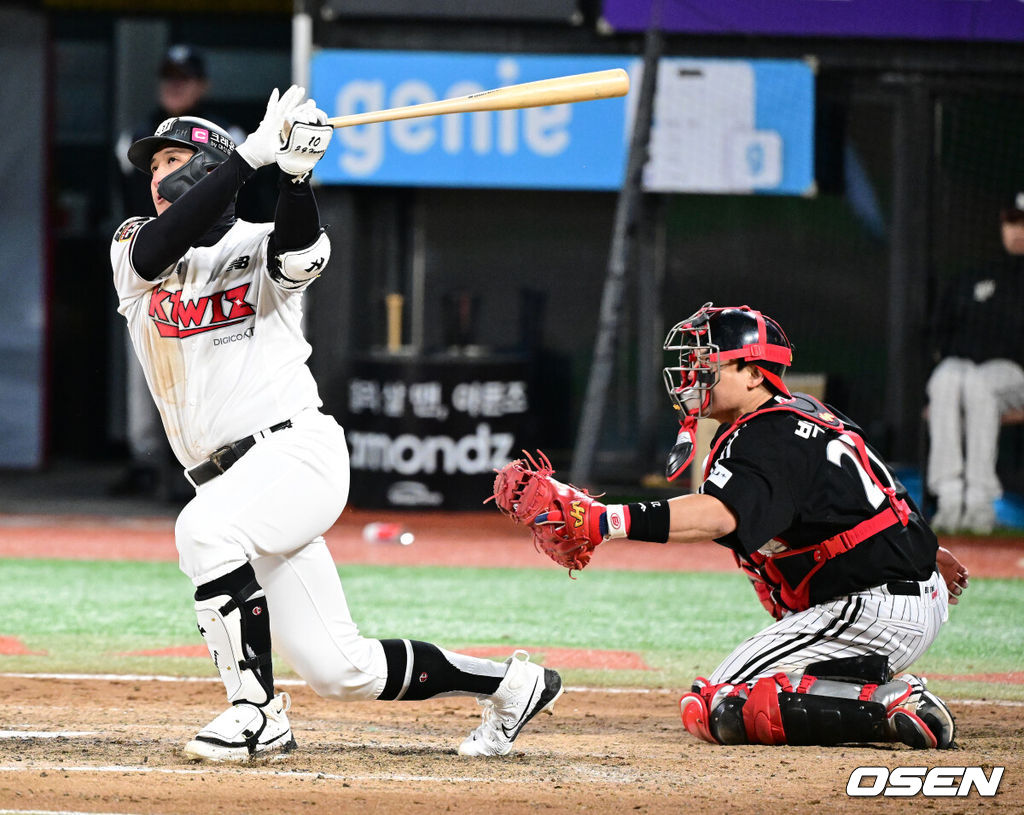 10일 오후 수원 KT위즈파크에서 ‘2023 신한은행 SOL KBO 포스트시즌 한국시리즈’ 3차전 KT 위즈와 LG 트윈스의 경기가 열렸다.8회말 1사 2루에서 KT 황재균이 동점 1타점 적시 2루타를 날리고 있다. 2023.11.10 /jpnews@osen.co.kr