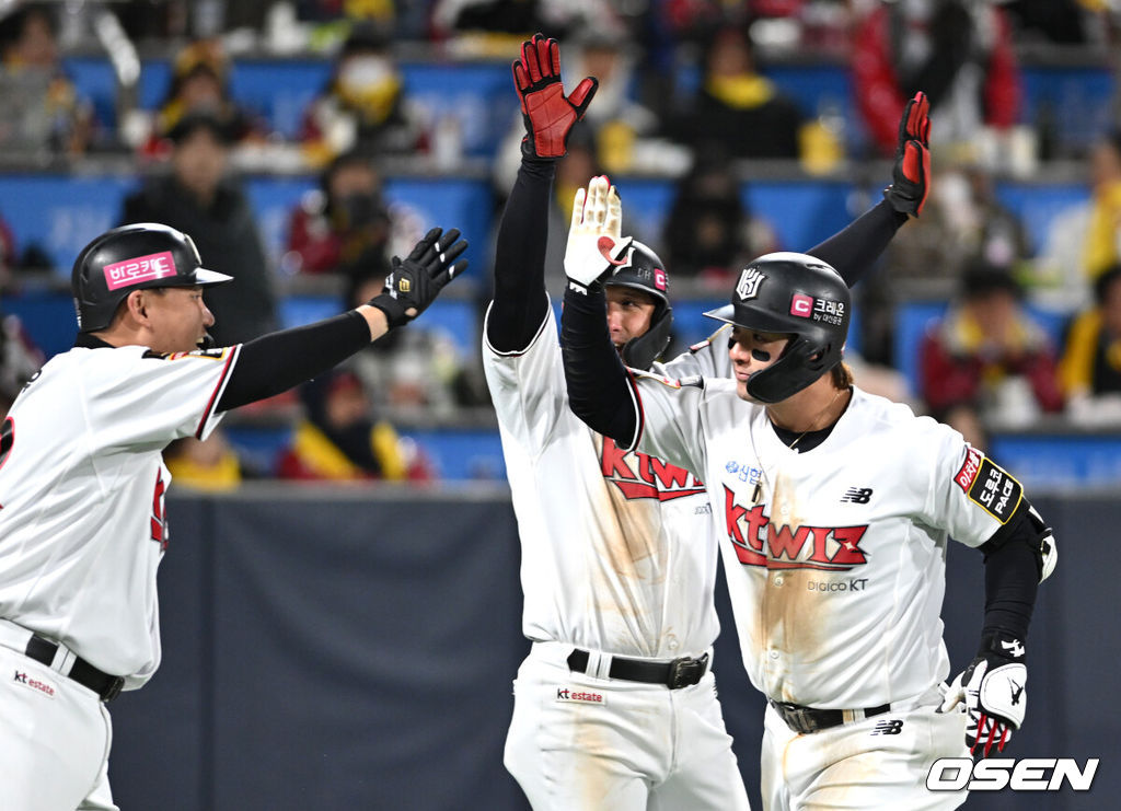 10일 오후 수원 KT위즈파크에서 ‘2023 신한은행 SOL KBO 포스트시즌 한국시리즈’ 3차전 KT 위즈와 LG 트윈스의 경기가 열렸다.8회말 1사 2루에서 KT 박병호가 좌월 투런 홈런을 치고 홈에서 동료들과 환호하고 있다. 2023.11.10 /sunday@osen.co.kr