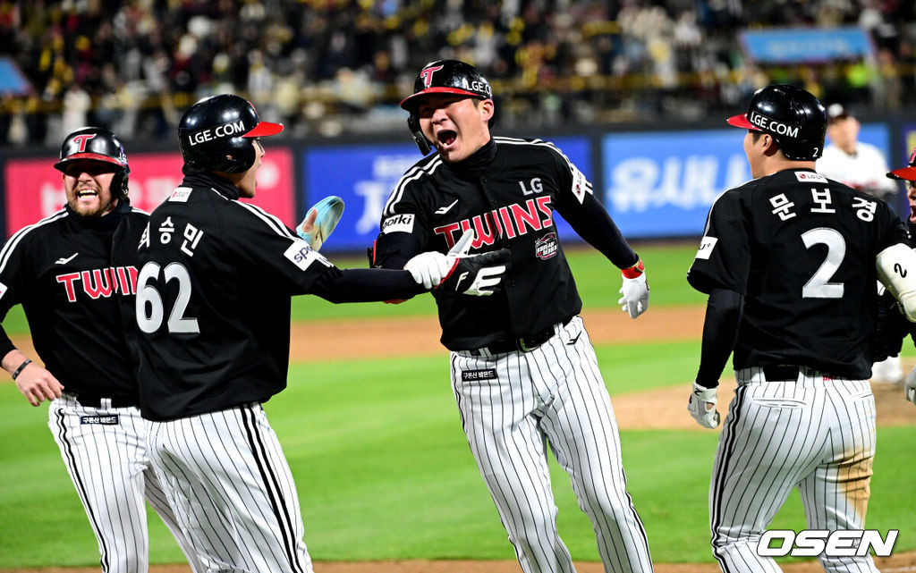 10일 오후 수원 KT위즈파크에서 ‘2023 신한은행 SOL KBO 포스트시즌 한국시리즈’ 3차전 KT 위즈와 LG 트윈스의 경기가 열렸다. 9회초 2사 1, 2루 상황 LG 오지환이 역전 우월 스리런포를 날리고 홈을 밟으며 동료들과 환호하고 있다. 2023.11.10 / dreamer@osen.co.kr