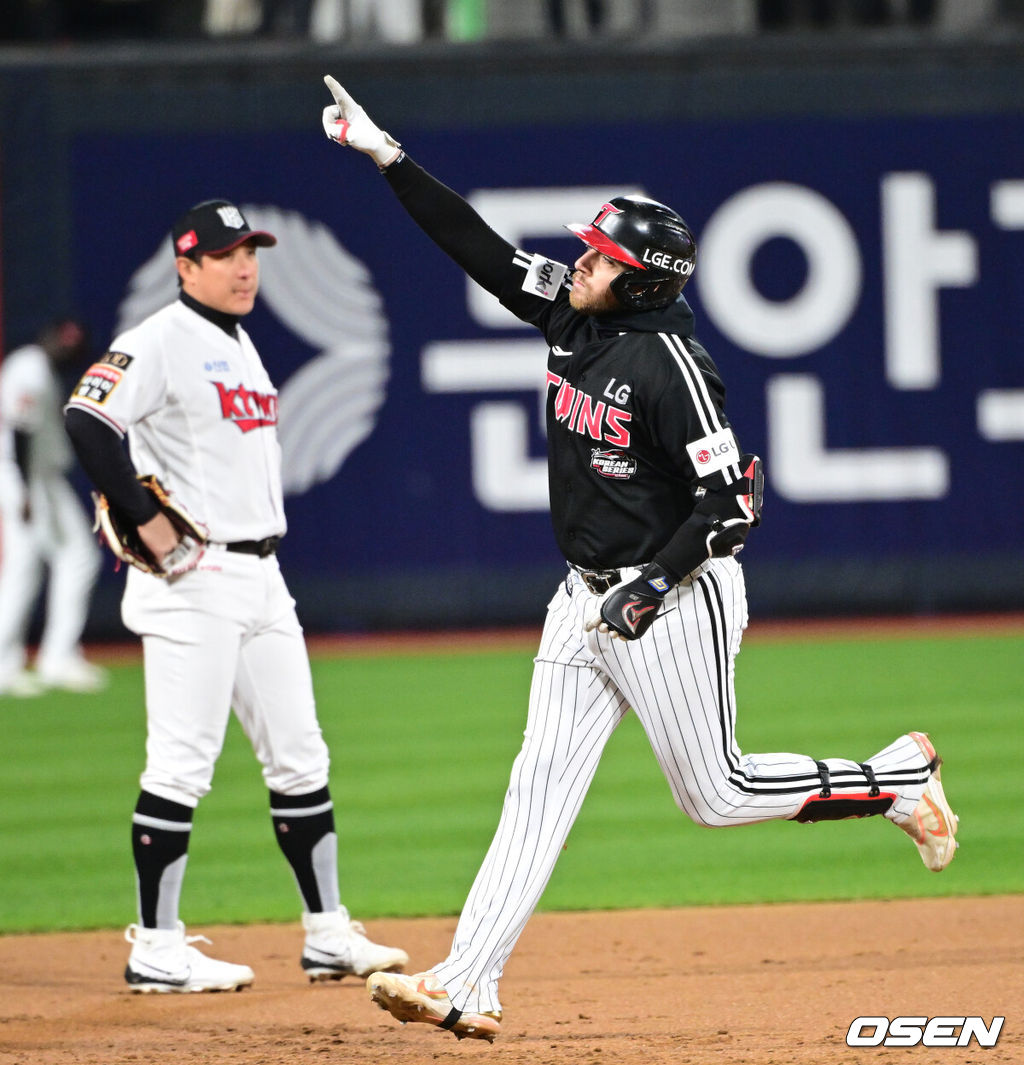 10일 오후 수원 KT위즈파크에서 ‘2023 신한은행 SOL KBO 포스트시즌 한국시리즈’ 3차전 KT 위즈와 LG 트윈스의 경기가 열렸다. 3회초 2사 2, 3루 상황 LG 오스틴이 선제 좌월 스리런포를 날리고 그라운드를 돌며 환호하고 있다. 2023.11.10 / dreamer@osen.co.kr