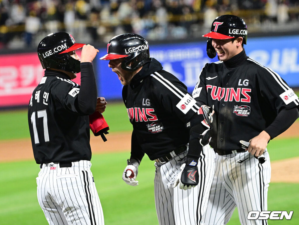 10일 오후 수원 KT위즈파크에서 ‘2023 신한은행 SOL KBO 포스트시즌 한국시리즈’ 3차전 KT 위즈와 LG 트윈스의 경기가 열렸다. 3회초 2사 2, 3루 상황 LG 오스틴이 선제 좌월 스리런포를 날리고 홈을 밟으며 박해민-홍창기와 환호하고 있다. 2023.11.10 / dreamer@osen.co.kr