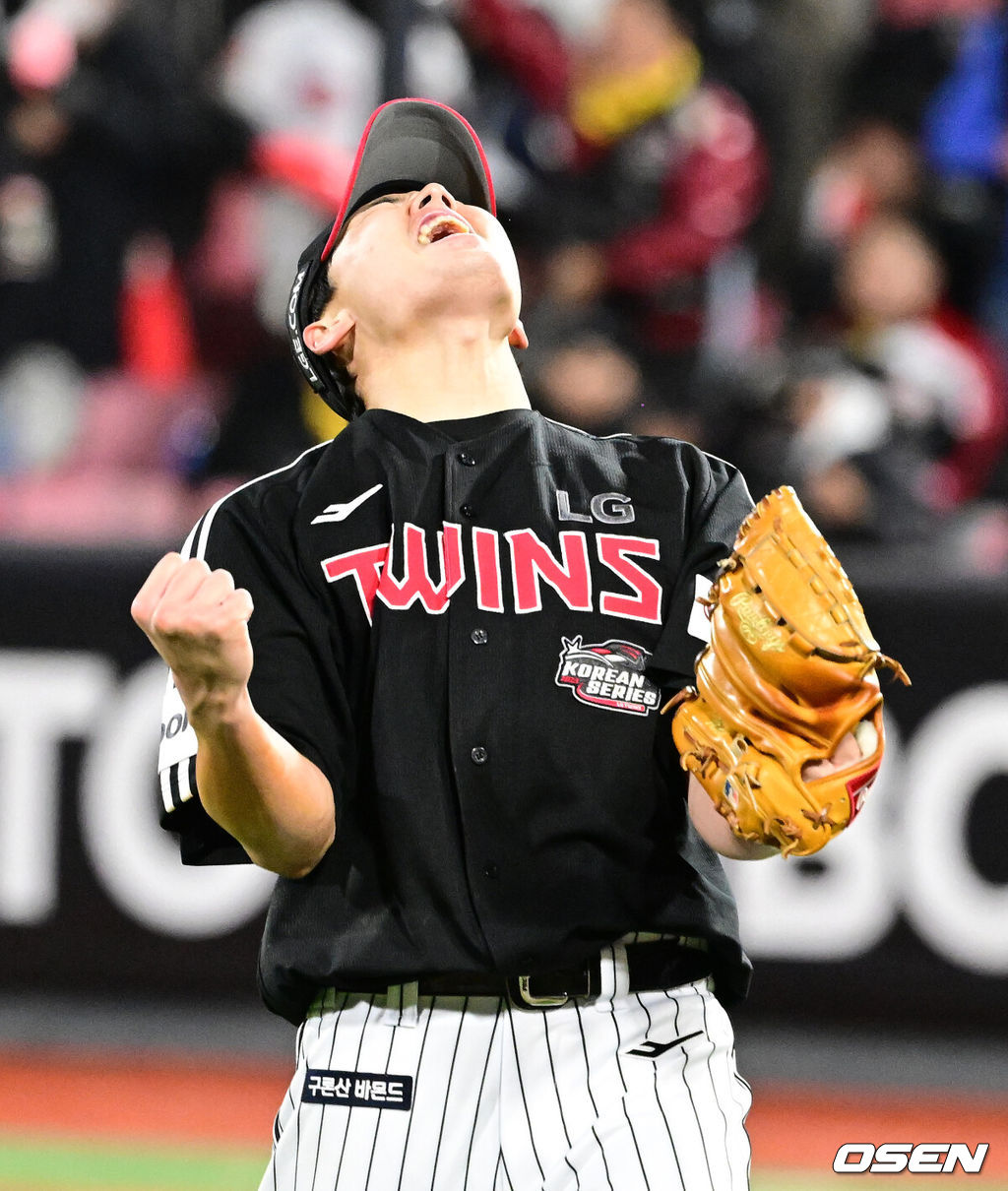 10일 오후 수원 KT위즈파크에서 ‘2023 신한은행 SOL KBO 포스트시즌 한국시리즈’ 3차전 KT 위즈와 LG 트윈스의 경기가 열렸다.3회말 1사 2,3루에서 LG 임찬규가 KT 장성우를 2루수 라인드라이브 병살 처리하며 포효하고 있다. 2023.11.10 /jpnews@osen.co.kr