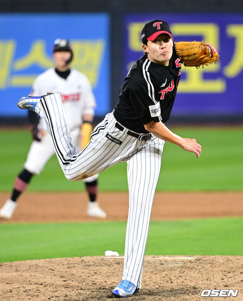 10일 오후 수원 KT위즈파크에서 ‘2023 신한은행 SOL KBO 포스트시즌 한국시리즈’ 3차전 KT 위즈와 LG 트윈스의 경기가 열렸다. 3회말 LG 선발 임찬규가 힘차게 공을 뿌리고 있다. 2023.11.10 / dreamer@osen.co.kr