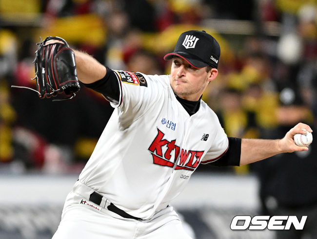 10일 오후 수원 KT위즈파크에서 ‘2023 신한은행 SOL KBO 포스트시즌 한국시리즈’ 3차전 KT 위즈와 LG 트윈스의 경기가 열렸다.1회초 무사에서 KT 선발투수 벤자민이 역투하고 있다. 2023.11.10 /sunday@osen.co.kr