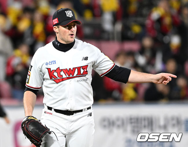 10일 오후 수원 KT위즈파크에서 ‘2023 신한은행 SOL KBO 포스트시즌 한국시리즈’ 3차전 KT 위즈와 LG 트윈스의 경기가 열렸다.2회초 2사 1루에서 KT 벤자민이 LG 문성주를 땅볼로 처리하고 환호하고 있다. 2023.11.10 /sunday@osen.co.kr