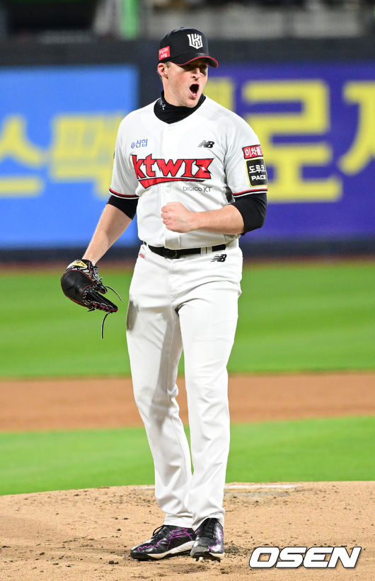 10일 오후 수원 KT위즈파크에서 ‘2023 신한은행 SOL KBO 포스트시즌 한국시리즈’ 3차전 KT 위즈와 LG 트윈스의 경기가 열렸다. 1회초 2사 2루 상황 LG 오스틴을 삼진으로 이끌며 실점없이 이닝을 막아낸 KT 선발 벤자민이 환호하고 있다. 2023.11.10 / 