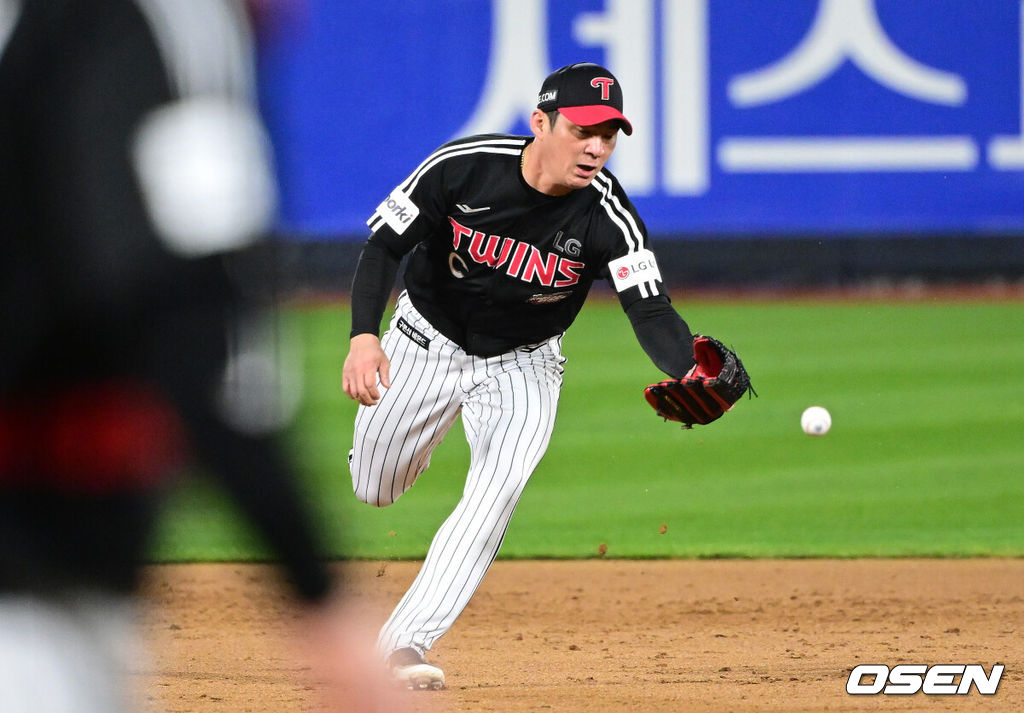 10일 오후 수원 KT위즈파크에서 ‘2023 신한은행 SOL KBO 포스트시즌 한국시리즈’ 3차전 KT 위즈와 LG 트윈스의 경기가 열렸다. 5회말 1사 1루 상황 KT 장성우의 내야 땅볼 때 LG 유격수 오지환이 포구 실책을 범하고 있다. 2023.11.10 / dreamer@osen.co.kr