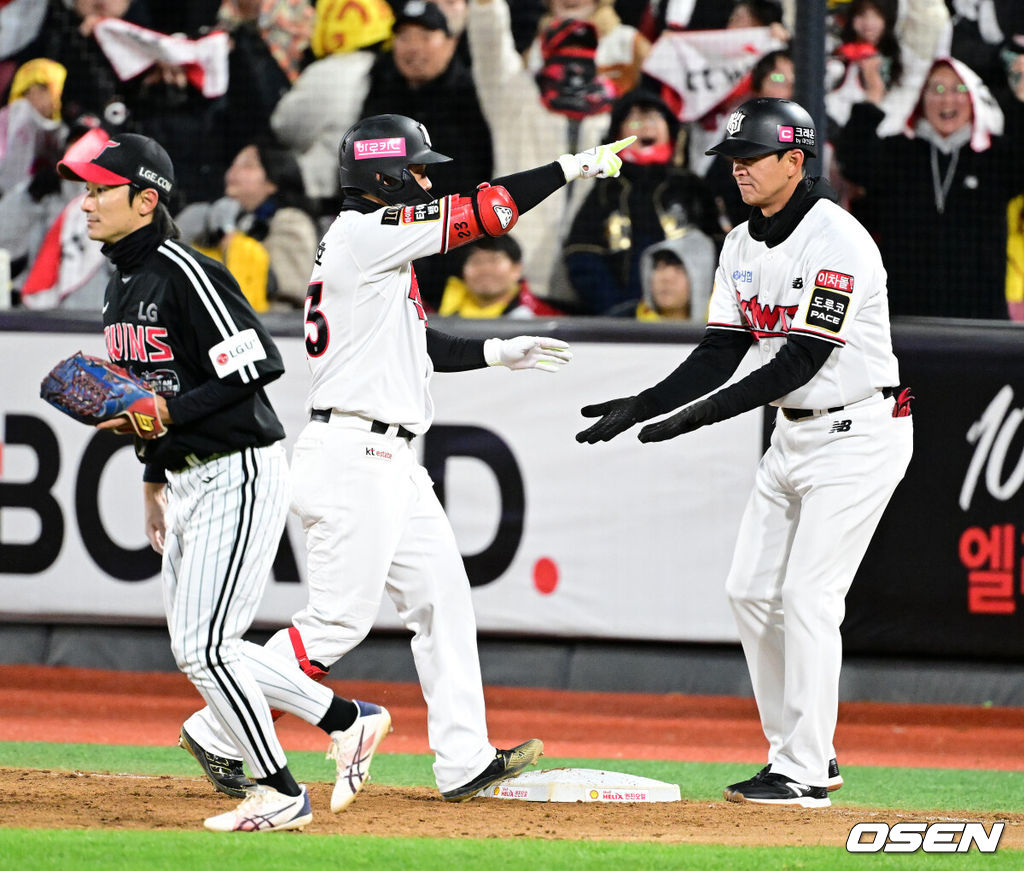 10일 오후 수원 KT위즈파크에서 ‘2023 신한은행 SOL KBO 포스트시즌 한국시리즈’ 3차전 KT 위즈와 LG 트윈스의 경기가 열렸다.5회말 2사 1,2루에서 KT 조용호가 역전 1타점 적시타를 날리며 기뻐하고 있다. 2023.11.10 /jpnews@osen.co.kr