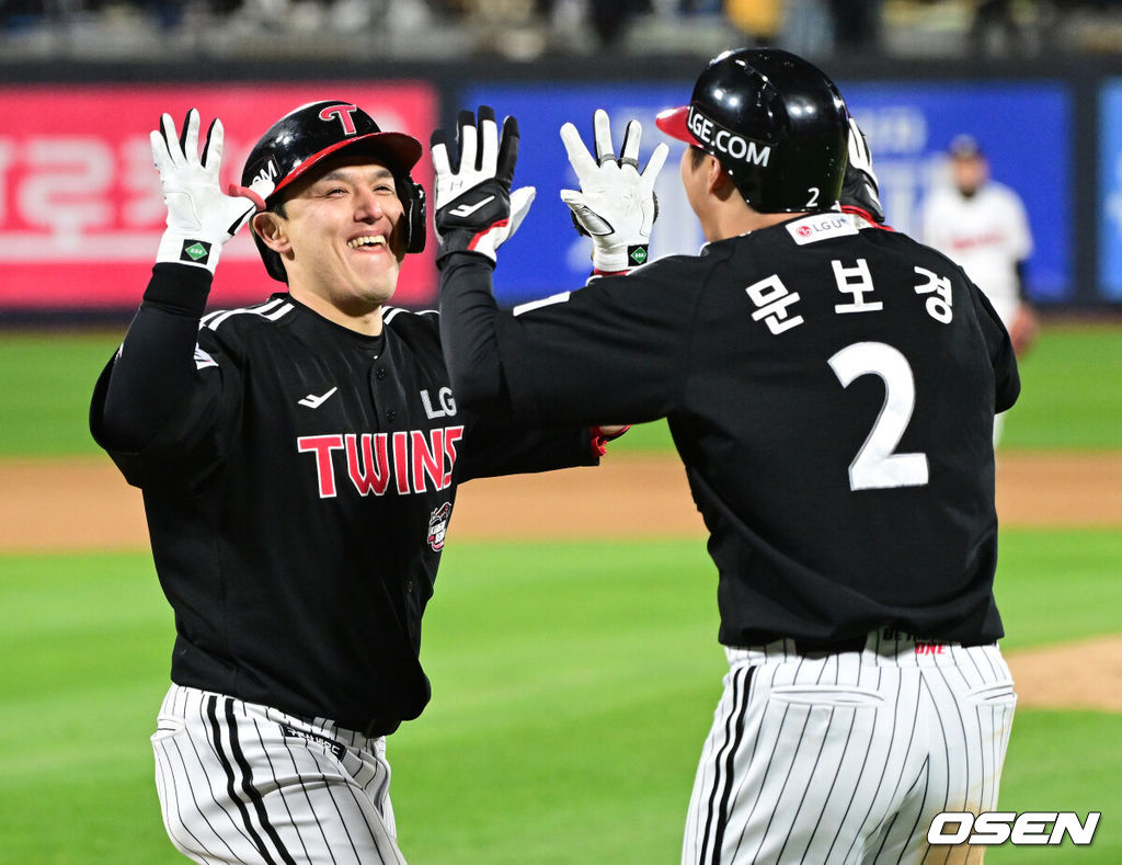 10일 오후 수원 KT위즈파크에서 ‘2023 신한은행 SOL KBO 포스트시즌 한국시리즈’ 3차전 KT 위즈와 LG 트윈스의 경기가 열렸다. 6회초 무사 1루 상황 LG 박동원이 다시 앞서가는 좌월 투런포를 날리고 홈을 밟으며 문보경과 기뻐하고 있다. 2023.11.10 / dreamer@osen.co.kr