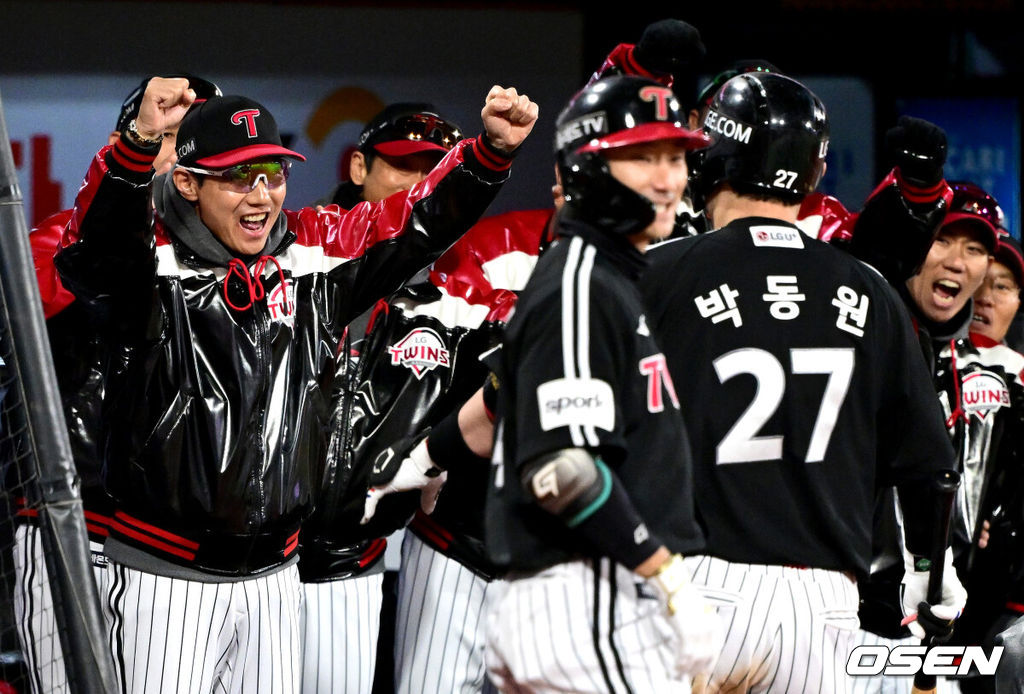 10일 오후 수원 KT위즈파크에서 ‘2023 신한은행 SOL KBO 포스트시즌 한국시리즈’ 3차전 KT 위즈와 LG 트윈스의 경기가 열렸다. 6회초 무사 1루 상황 LG 박동원이 다시 앞서가는 좌월 투런포를 날리고 홈을 밟은 뒤 염경엽 감독과 기뻐하고 있다. 2023.11.10 / dreamer@osen.co.kr