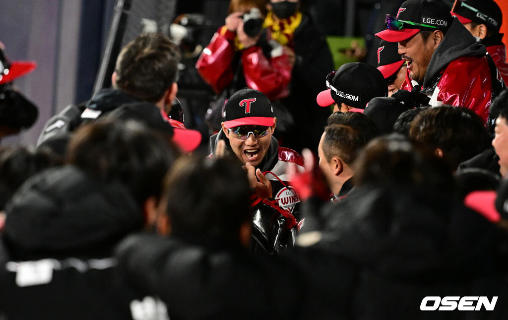 10일 오후 수원 KT위즈파크에서 ‘2023 신한은행 SOL KBO 포스트시즌 한국시리즈’ 3차전 KT 위즈와 LG 트윈스의 경기가 열렸다.6회초 무사 1루에서 LG 박동원이 역전 투런포를 날리며 염경엽 감독과 기뻐하고 있다. 2023.11.10 /jpnews@osen.co.kr