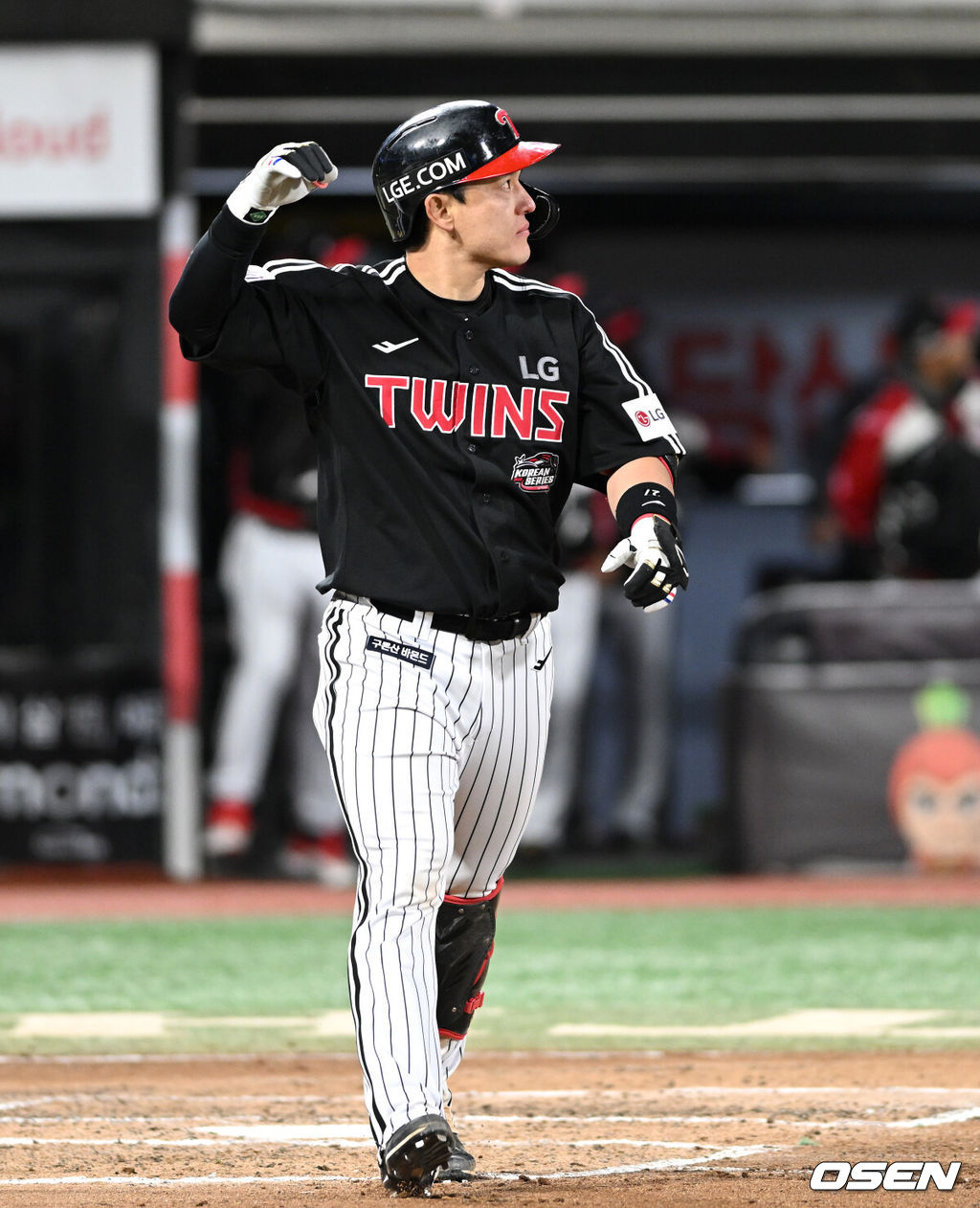 10일 오후 수원 KT위즈파크에서 ‘2023 신한은행 SOL KBO 포스트시즌 한국시리즈’ 3차전 KT 위즈와 LG 트윈스의 경기가 열렸다.6회초 무사 1루에서 LG 박동원이 좌월 투런 홈런을 치고 있다. 2023.11.10 /sunday@osen.co.kr