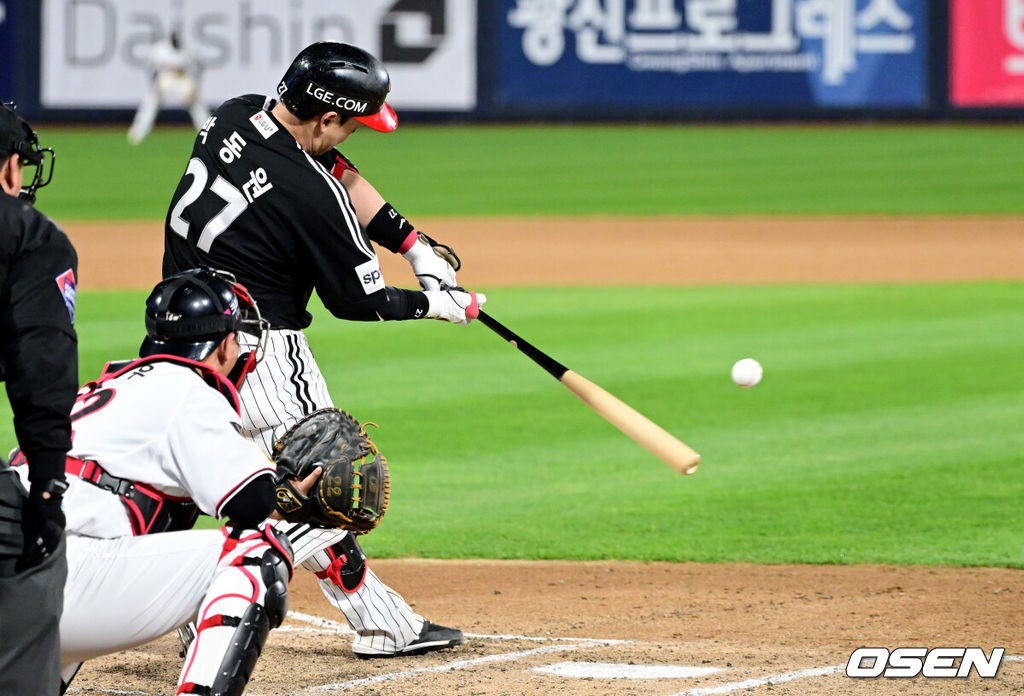 10일 오후 수원 KT위즈파크에서 ‘2023 신한은행 SOL KBO 포스트시즌 한국시리즈’ 3차전 KT 위즈와 LG 트윈스의 경기가 열렸다. 6회초 무사 1루 상황 LG 박동원이 다시 앞서가는 좌월 투런포를 날리고  있다. 2023.11.10 / dreamer@osen.co.kr