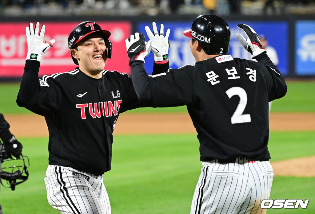 10일 오후 수원 KT위즈파크에서 ‘2023 신한은행 SOL KBO 포스트시즌 한국시리즈’ 3차전 KT 위즈와 LG 트윈스의 경기가 열렸다. 6회초 무사 1루 상황 LG 박동원이 다시 앞서가는 좌월 투런포를 홈을 밟으며 문보경과 기뻐하고 있다. 2023.11.10 / dreamer@osen.co.kr