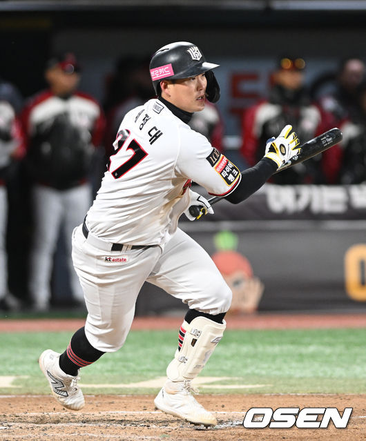 10일 오후 수원 KT위즈파크에서 ‘2023 신한은행 SOL KBO 포스트시즌 한국시리즈’ 3차전 KT 위즈와 LG 트윈스의 경기가 열렸다.8회말 무사에서 KT 배정대가 우전 안타를 치고 있다. 2023.11.10 /sunday@osen.co.kr