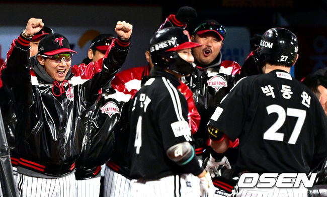 10일 오후 수원 KT위즈파크에서 ‘2023 신한은행 SOL KBO 포스트시즌 한국시리즈’ 3차전 KT 위즈와 LG 트윈스의 경기가 열렸다. 6회초 무사 1루 상황 LG 박동원이 다시 앞서가는 좌월 투런포를 날리고  홈을 밟은 뒤 염경엽 감독과 이호준 코치를 비롯한 코칭스태프와 기뻐하고 있다. 2023.11.10 / dreamer@osen.co.kr