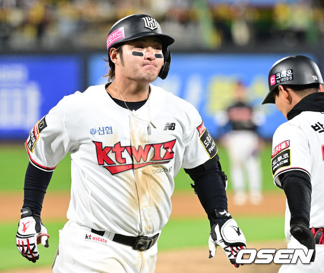 10일 오후 수원 KT위즈파크에서 ‘2023 신한은행 SOL KBO 포스트시즌 한국시리즈’ 3차전 KT 위즈와 LG 트윈스의 경기가 열렸다. 8회말 1사 2루 상황 KT 박병호가 재역전 좌월 투런포를 날리고 홈을 밟으며 박기혁 코치와 인사를 나누고 있다. 2023.11.10 / dreamer@osen.co.kr