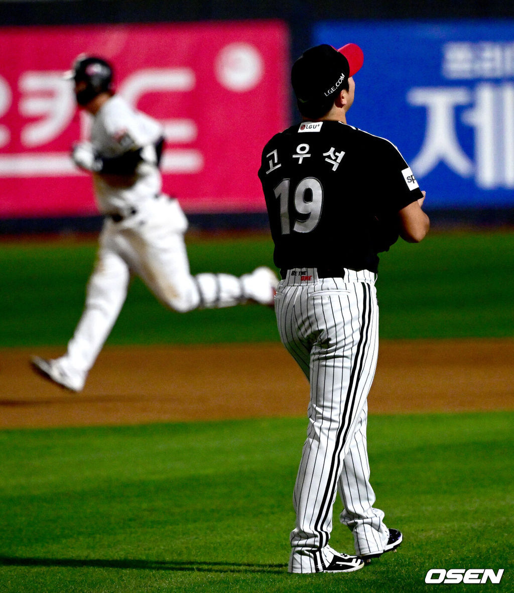 10일 오후 수원 KT위즈파크에서 ‘2023 신한은행 SOL KBO 포스트시즌 한국시리즈’ 3차전 KT 위즈와 LG 트윈스의 경기가 열렸다. 8회말 1사 2루 상황 KT 박병호에게 좌월 투런포를 허용한 LG 투수 고우석이 아쉬워하고 있다. 2023.11.10 / dreamer@osen.co.kr