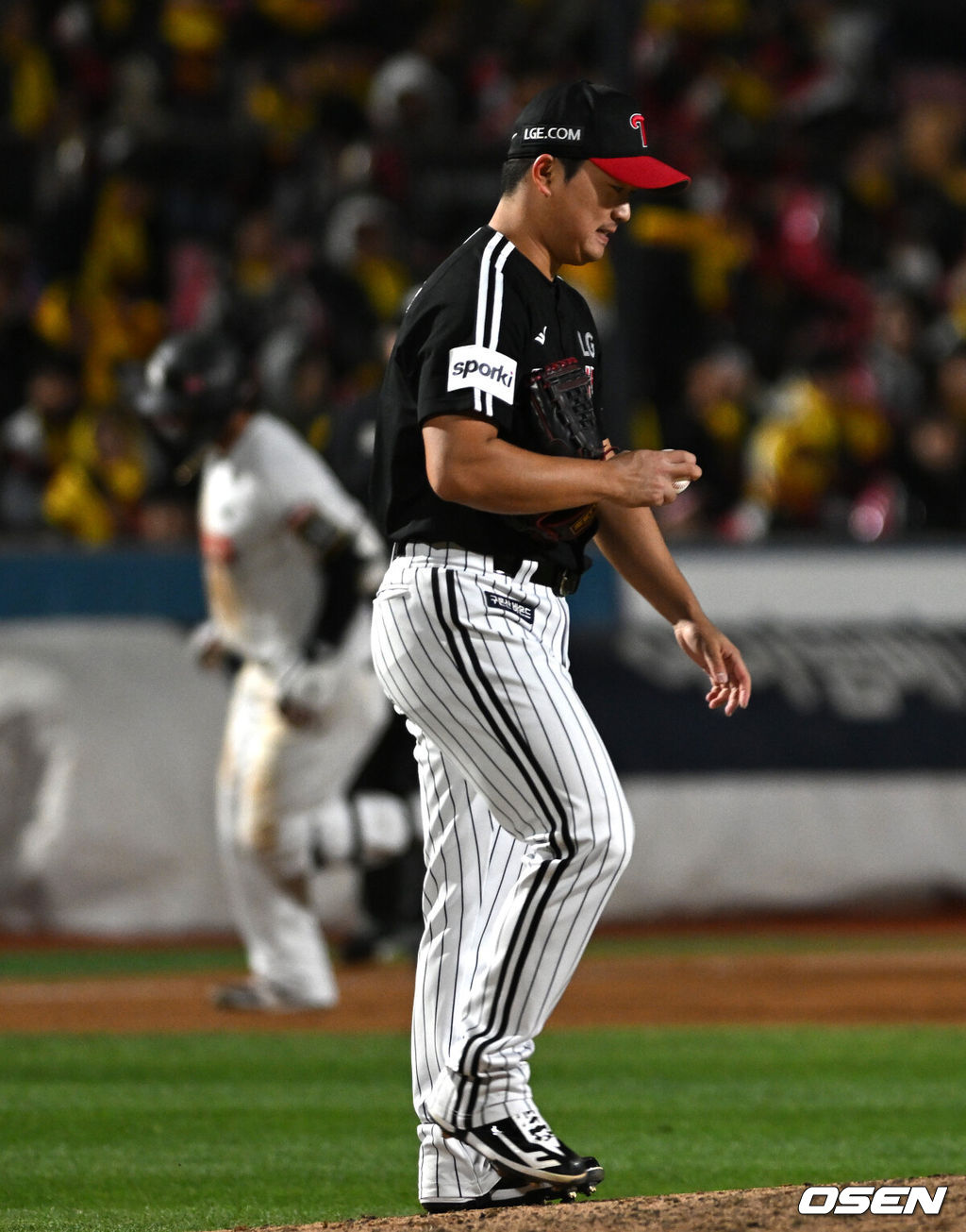 10일 오후 수원 KT위즈파크에서 ‘2023 신한은행 SOL KBO 포스트시즌 한국시리즈’ 3차전 KT 위즈와 LG 트윈스의 경기가 열렸다.8회말 1사 2루에서 KT 박병호에게 좌월 투런 홈런을 허용한 LG 고우석이 아쉬운 표정을 짓고 있다. 2023.11.10 /sunday@osen.co.kr