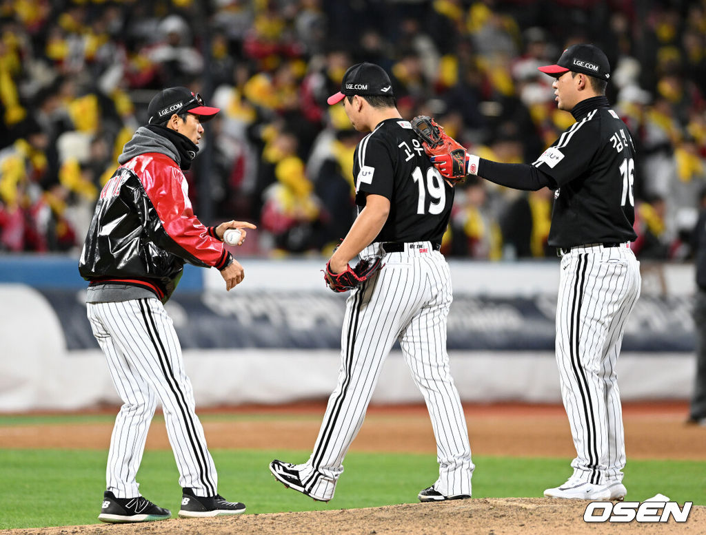 10일 오후 수원 KT위즈파크에서 ‘2023 신한은행 SOL KBO 포스트시즌 한국시리즈’ 3차전 KT 위즈와 LG 트윈스의 경기가 열렸다.9회말 1사 1,2루에서 LG 고우석이 마운드를 내려가고 있다. 2023.11.10 /sunday@osen.co.kr