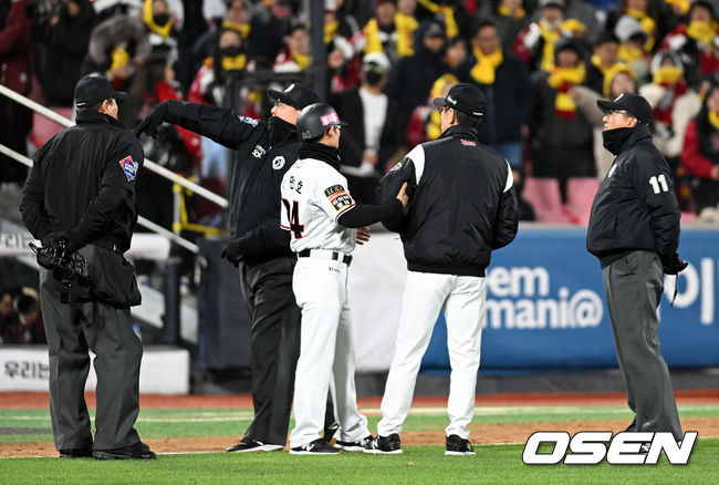 10일 오후 수원 KT위즈파크에서 ‘2023 신한은행 SOL KBO 포스트시즌 한국시리즈’ 3차전 KT 위즈와 LG 트윈스의 경기가 열렸다.9회말 1사에서 KT 김준태의 스윙 판정에 항의하던 이강철 감독이 퇴장 당하고 있다. 2023.11.10 /sunday@osen.co.kr