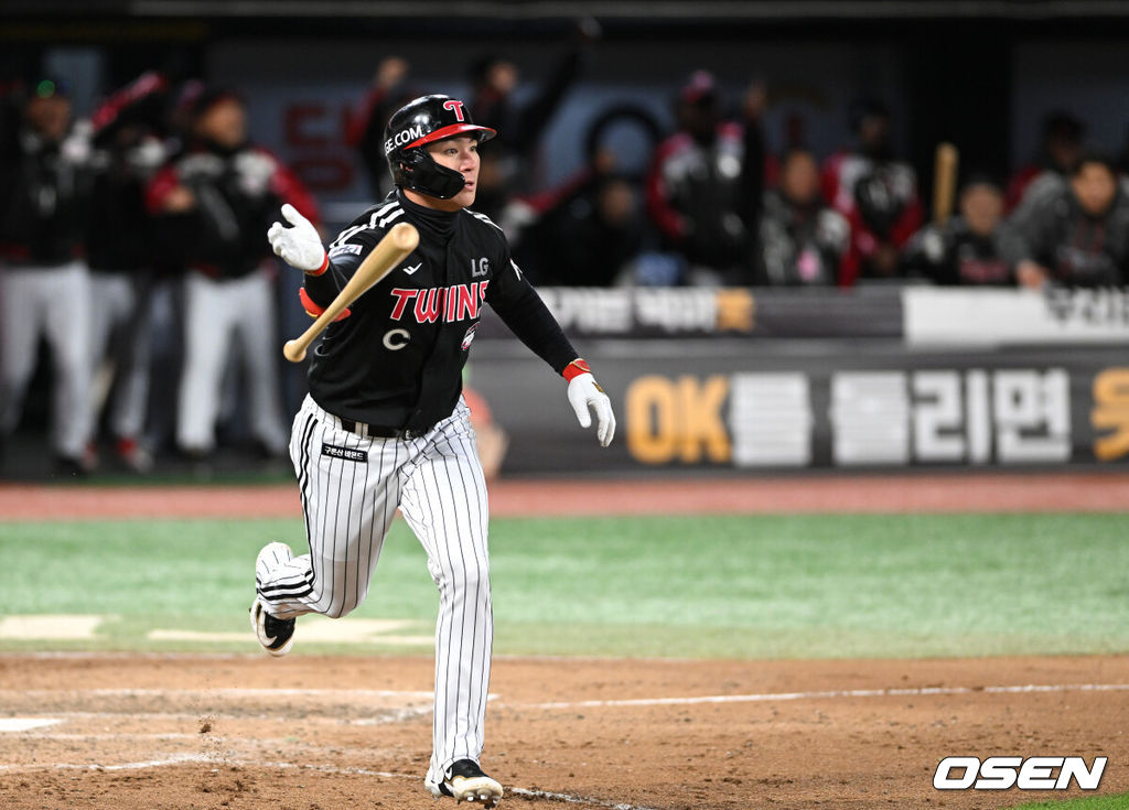 10일 오후 수원 KT위즈파크에서 ‘2023 신한은행 SOL KBO 포스트시즌 한국시리즈’ 3차전 KT 위즈와 LG 트윈스의 경기가 열렸다.9회초 2사 1,2루에서 LG 오지환이 우월 스리런 홈런을 치고 있다. 2023.11.10 /sunday@osen.co.kr