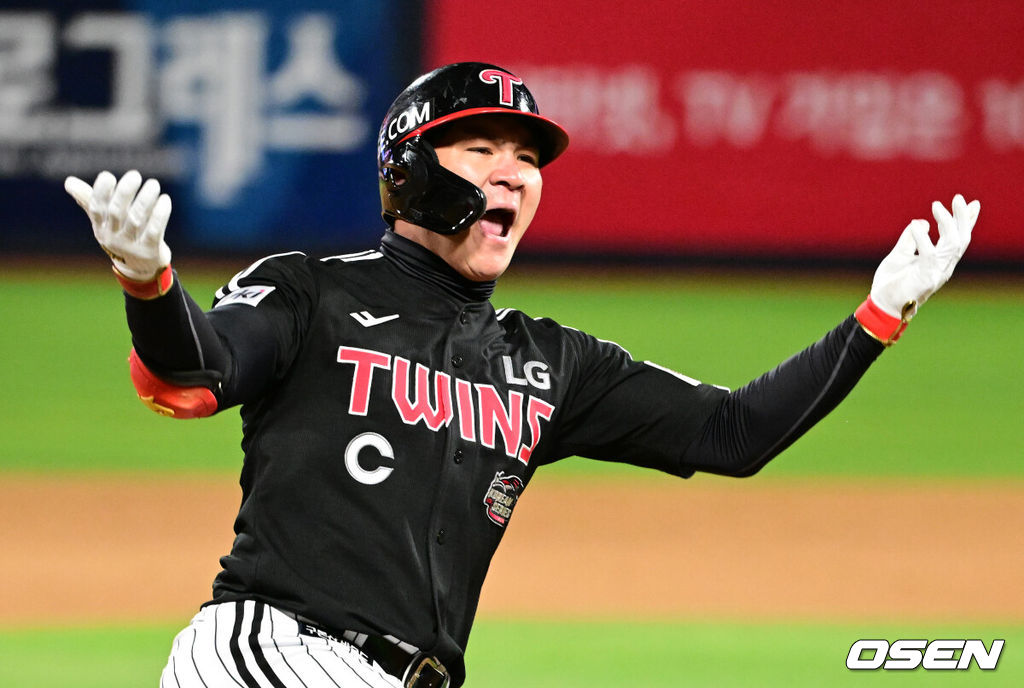 10일 오후 수원 KT위즈파크에서 ‘2023 신한은행 SOL KBO 포스트시즌 한국시리즈’ 3차전 KT 위즈와 LG 트윈스의 경기가 열렸다.9회초 2사 1,2루에서 LG 오지환이 역전 스리런포를 날리며 포효하고 있다. 2023.11.10 /jpnews@osen.co.kr