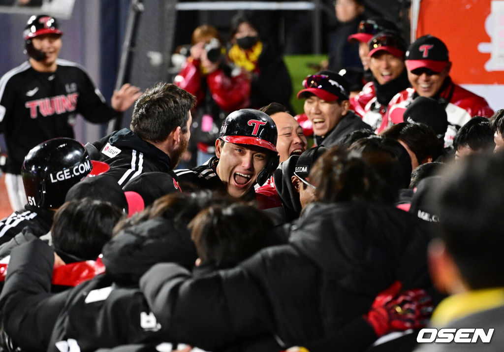 10일 오후 수원 KT위즈파크에서 ‘2023 신한은행 SOL KBO 포스트시즌 한국시리즈’ 3차전 KT 위즈와 LG 트윈스의 경기가 열렸다.6회초 무사 1루에서 LG 박동원이 역전 투런포를 날리며 동료선수들과 기뻐하고 있다. 2023.11.10 /jpnews@osen.co.kr