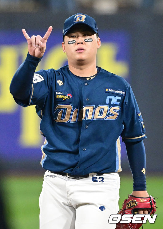 31일 오후 수원 KT위즈파크에서 ‘2023 신한은행 SOL KBO 포스트시즌 플레이오프’ 2차전 KT 위즈와 NC 다이노스의 경기가 열렸다.6회말 투구를 앞둔 NC 선발 신민혁이 연습 투구 중 포수에게 사인을 보내고 있다. 2023.10.31 / dreamer@osen.co.kr