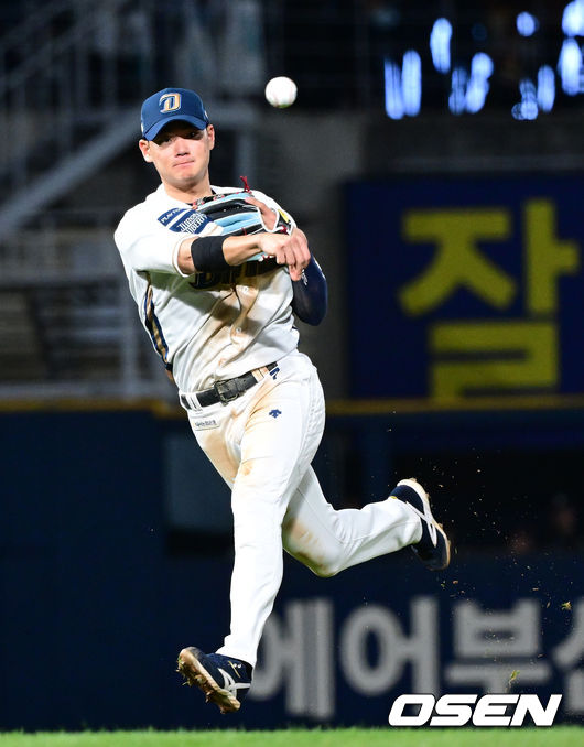 2일 오후 창원 NC파크에서 ‘2023 신한은행 SOL KBO 포스트시즌 플레이오프’ 3차전 NC 다이노스와 KT 위즈의 경기가 열렸다.7회초 무사 KT 조용호의 땅볼 타구를 NC 유격수 김주원이 잡아 1루로 송구하고 있다. 2023.11.02 / dreamer@osen.co.kr