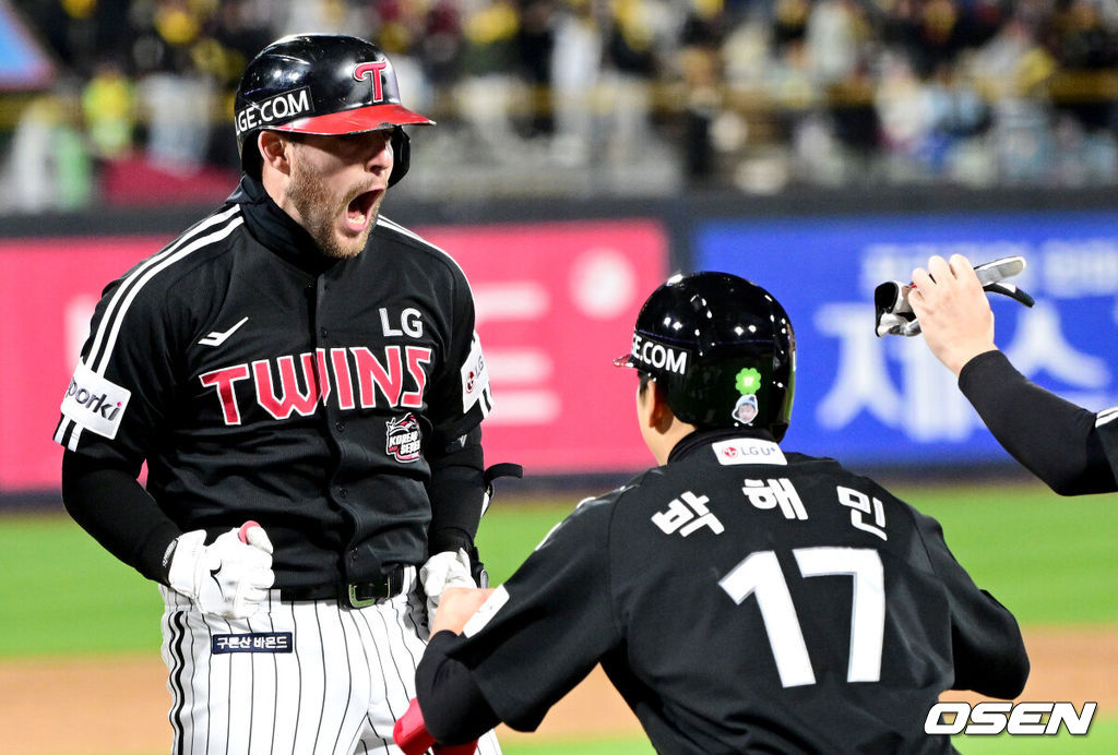 10일 오후 수원 KT위즈파크에서 ‘2023 신한은행 SOL KBO 포스트시즌 한국시리즈’ 3차전 KT 위즈와 LG 트윈스의 경기가 열렸다. 3회초 2사 2, 3루 상황 LG 오스틴이 선제 좌월 스리런포를 날리고 홈을 밟으며 박해민-홍창기와 환호하고 있다. 2023.11.10 / dreamer@osen.co.kr