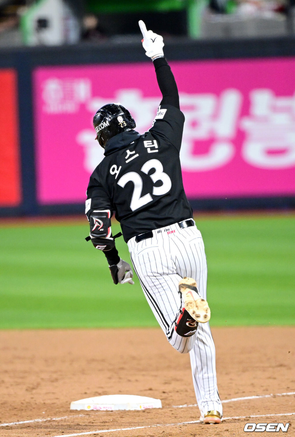 10일 오후 수원 KT위즈파크에서 ‘2023 신한은행 SOL KBO 포스트시즌 한국시리즈’ 3차전 KT 위즈와 LG 트윈스의 경기가 열렸다. 3회초 2사 2, 3루 상황 LG 오스틴이 선제 좌월 스리런포를 날리고 그라운드를 돌며 기뻐하고 있다. 2023.11.10 / dreamer@osen.co.kr