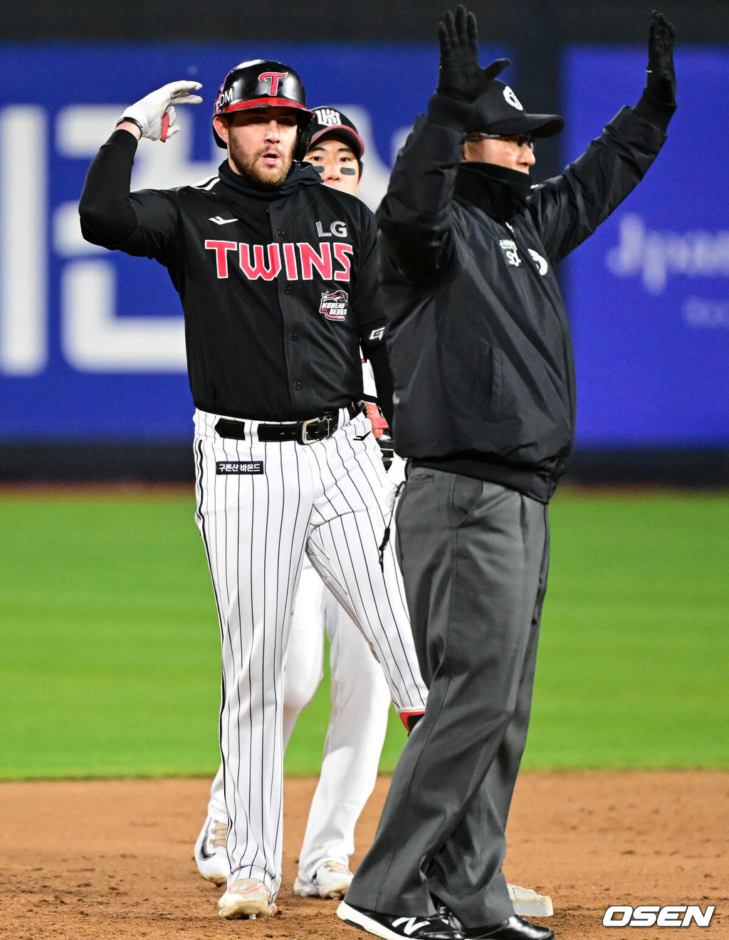 10일 오후 수원 KT위즈파크에서 ‘2023 신한은행 SOL KBO 포스트시즌 한국시리즈’ 3차전 KT 위즈와 LG 트윈스의 경기가 열렸다.5회초 2사에서 LG 오스틴이 2루타를 날리며 세리머니를 하고 있다. 2023.11.10 /jpnews@osen.co.kr
