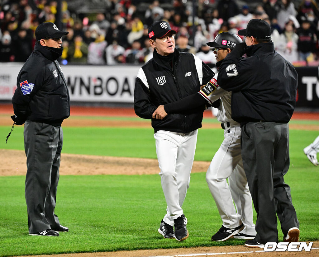 LG가 9회 2아웃 이후에 짜릿한 홈런포로 극적인 역전승을 거뒀다. 한국시리즈 우승 확률 88%를 잡았다. LG는 10일 수원 KT위즈파크에서 열린 2023 KBO리그 한국시리즈(7전 4승제) 3차전 KT와 경기에서 8-7 극적인 승리를 거뒀다.9회말 1사에서 KT 이강철 감독이 김준태의 체크 스윙 판정에 최수원 3루심에게 불만을 나타내고 있다. 이강철 감독은 퇴장. 2023.11.10 /jpnews@osen.co.kr