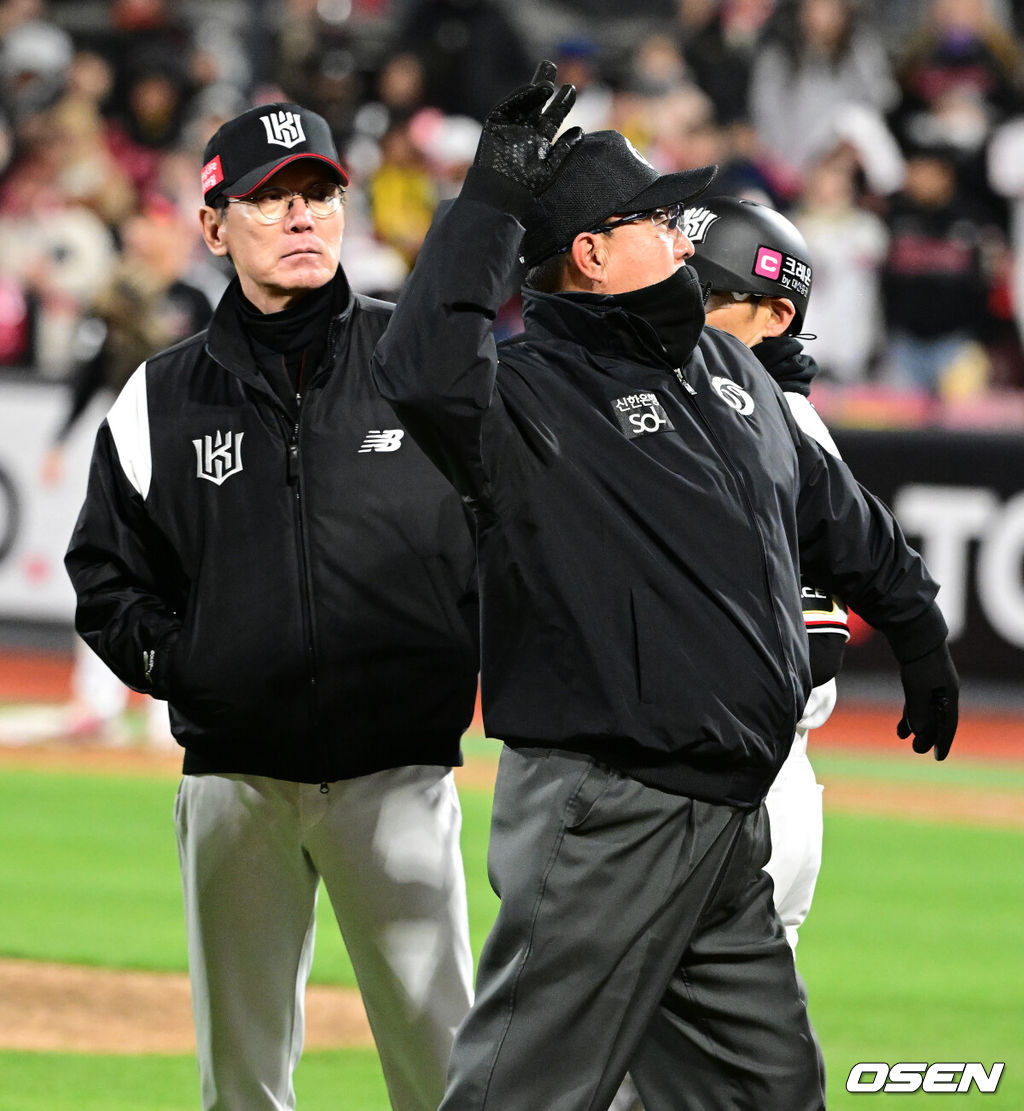 10일 오후 수원 KT위즈파크에서 ‘2023 신한은행 SOL KBO 포스트시즌 한국시리즈’ 3차전 KT 위즈와 LG 트윈스의 경기가 열렸다.9회말 1사에서 KT 이강철 감독이 김준태의 체크스윙 판정에 항의하다 퇴장당하고 있다. 2023.11.10 /jpnews@osen.co.kr