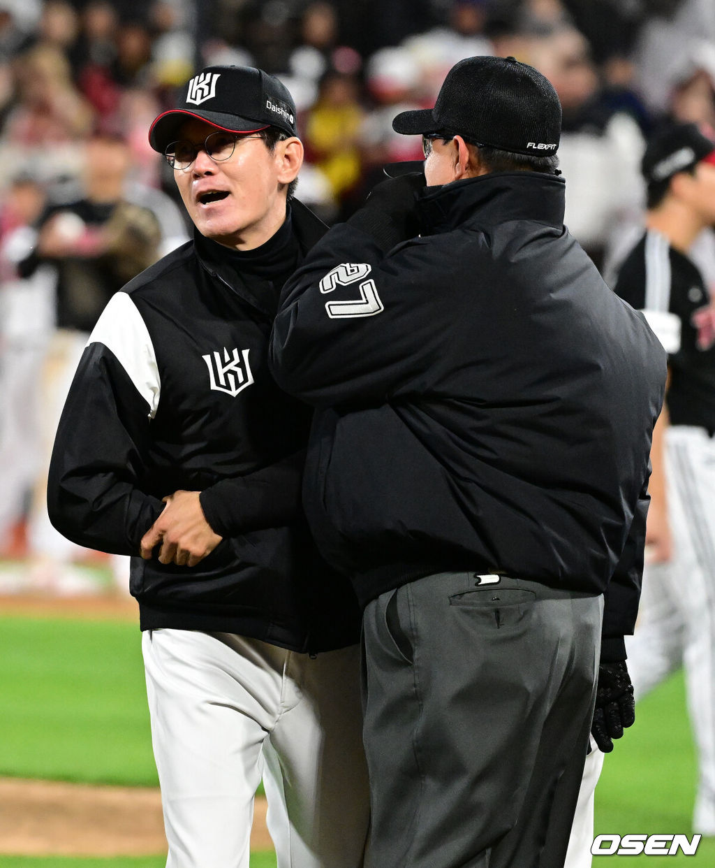 10일 오후 수원 KT위즈파크에서 ‘2023 신한은행 SOL KBO 포스트시즌 한국시리즈’ 3차전 KT 위즈와 LG 트윈스의 경기가 열렸다.9회말 1사에서 KT 이강철 감독이 김준태의 체크스윙에 판저에 항의하다 퇴장당하고 있다. 2023.11.10 /jpnews@osen.co.kr