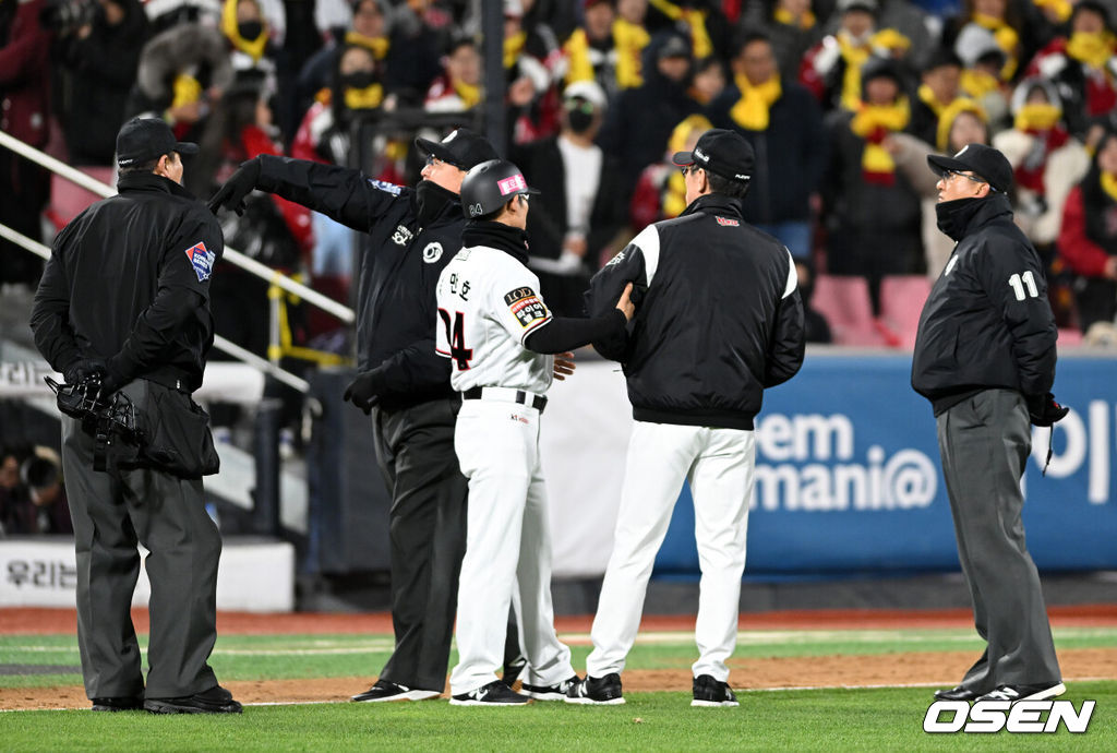 10일 오후 수원 KT위즈파크에서 ‘2023 신한은행 SOL KBO 포스트시즌 한국시리즈’ 3차전 KT 위즈와 LG 트윈스의 경기가 열렸다.9회말 1사에서 KT 김준태의 스윙 판정에 항의하던 이강철 감독이 퇴장 당하고 있다. 2023.11.10 /sunday@osen.co.kr