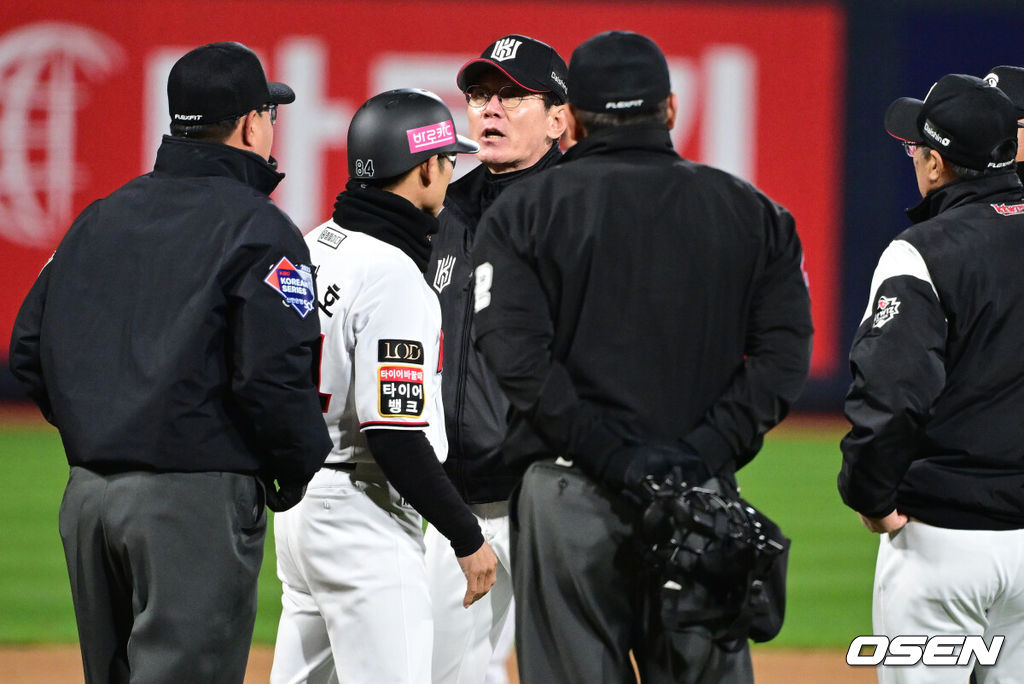 LG가 9회 2아웃 이후에 짜릿한 홈런포로 극적인 역전승을 거뒀다. 한국시리즈 우승 확률 88%를 잡았다. LG는 10일 수원 KT위즈파크에서 열린 2023 KBO리그 한국시리즈(7전 4승제) 3차전 KT와 경기에서 8-7 극적인 승리를 거뒀다. KT 박병호가 8회말 역전 투런 홈런을 터뜨리며 7-5로 앞서 나갔다. 그러나 오지환이 9회 2사 1,2루에서 재역전 결승 스리런 홈런을 쏘아올렸다. KT는 9회말 1사 만루에서 김상수의 병살타로 고개숙였다.9회말 1사 주자없는 상황 KT 김준태의 체크 스윙 판정 때 이강철 감독이 3루심에게 항의하고 있다. 결국 퇴장 명령. 2023.11.10 / dreamer@osen.co.kr